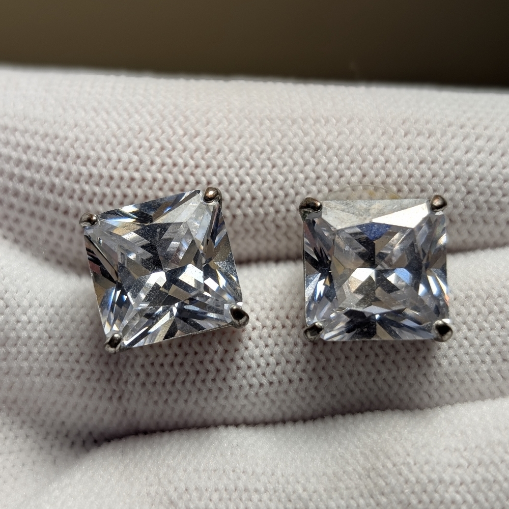✨ Clear Square Crystal Stud Earrings